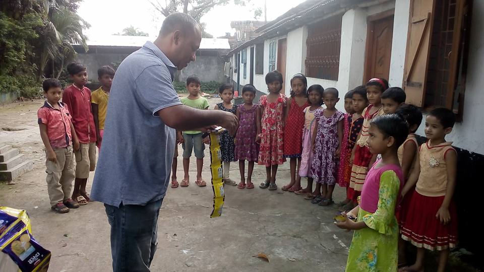 নাস্তা বিতরণ করছেন একজন শিক্ষা সচেতন নাগরিক, বগুড়া